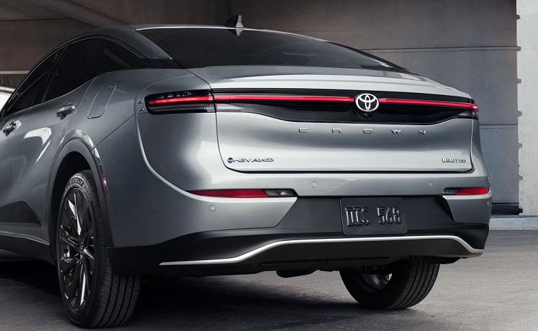 Альтернатива Camry и Lexus GS от самой Toyota: к российскому дилеру приехал новый седан Toyota Crown Nightshade