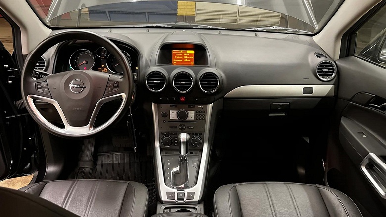 Простой 2,4-литровый мотор, полный привод, 6-ступенчатый &laquo;автомат&raquo; и пробег всего 1458 км за 10 лет. В России продают новый Opel Antara