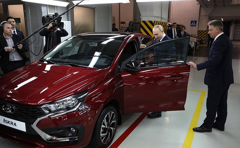 Что ещё показали Путину на АвтоВАЗе: появились качественные фото Lada B+Cross, Lada Iskra, новых Lada Niva