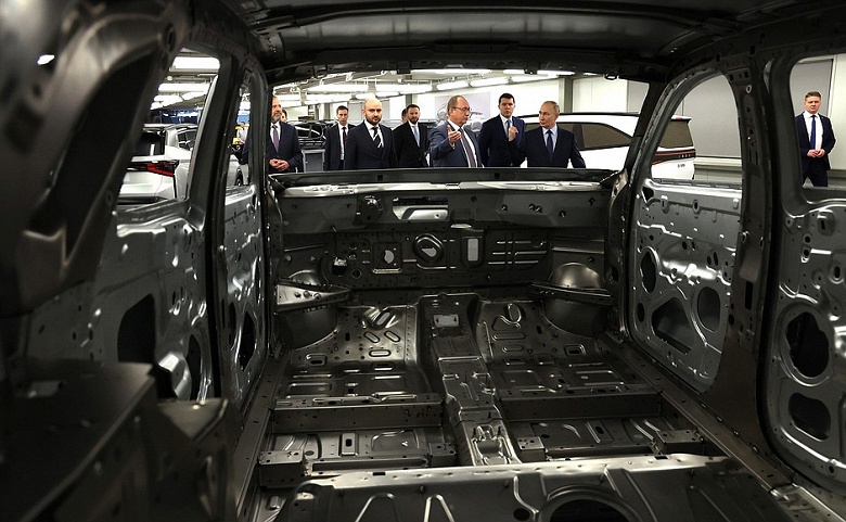 Что ещё показали Путину на АвтоВАЗе: появились качественные фото Lada B+Cross, Lada Iskra, новых Lada Niva