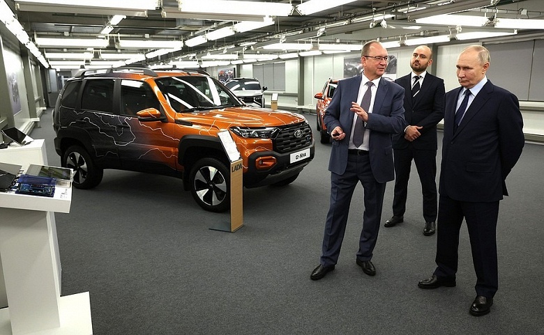 Что ещё показали Путину на АвтоВАЗе: появились качественные фото Lada B+Cross, Lada Iskra, новых Lada Niva