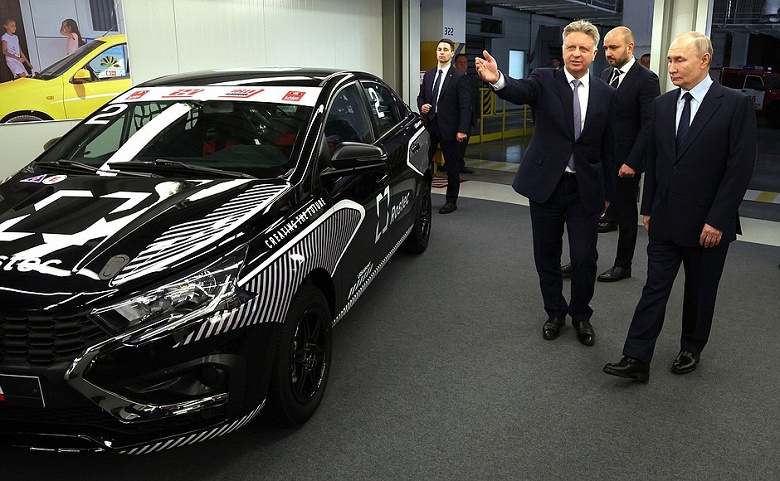 Что ещё показали Путину на АвтоВАЗе: появились качественные фото Lada B+Cross, Lada Iskra, новых Lada Niva