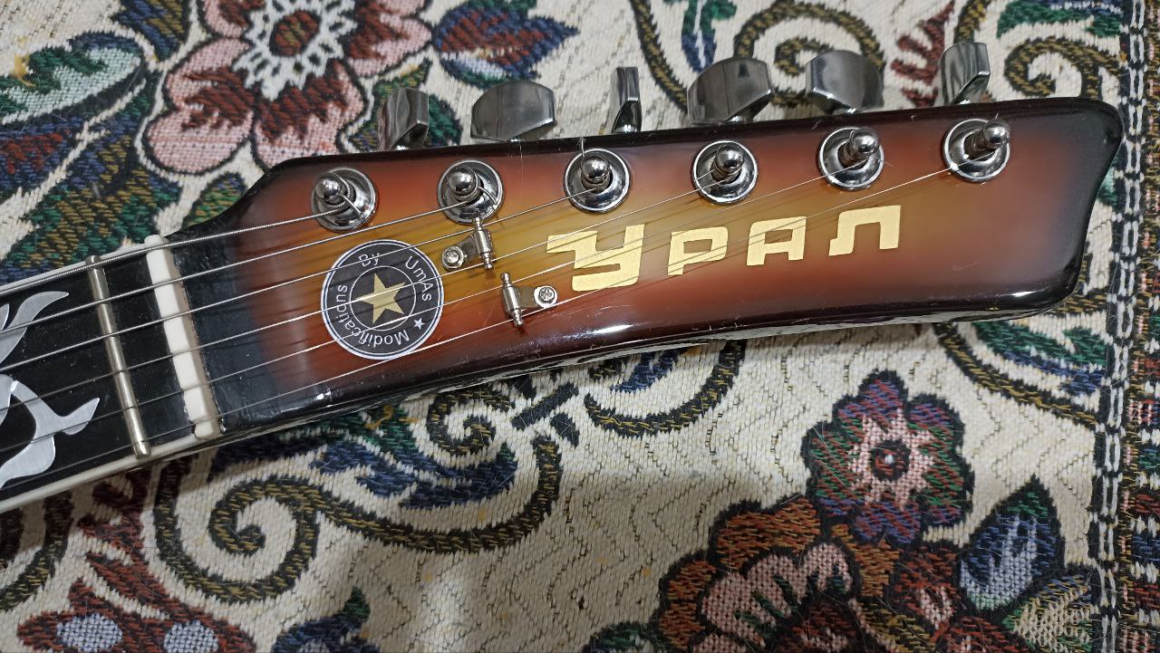 Прокачанная, играбельная, легендарная электрогитара Урал - 11
