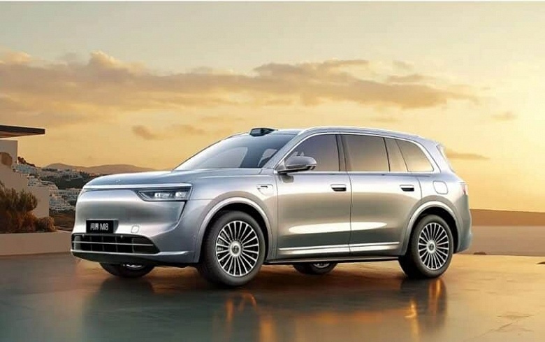 Флагман с запасом хода 1526 км, который выходит одновременно в России и Китае, произвёл настоящий фурор: десятки тысяч человек выстроились в очередь за Aito M8