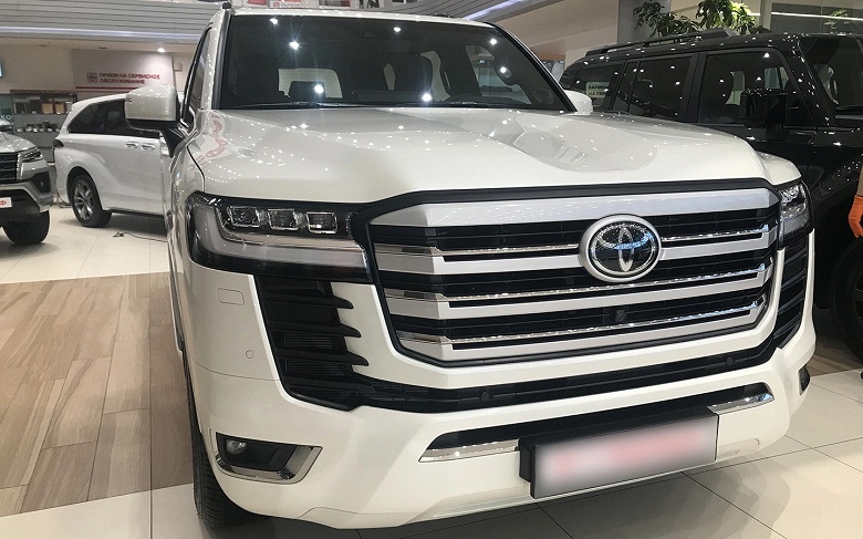 Toyota Land Cruiser 300 за 13,5 млн рублей, роскошный Range Rover Vogue &mdash; за 34 млн рублей. Дилеры назвали реальные цены на новинки Range Rover, BMW, Toyots Lexus