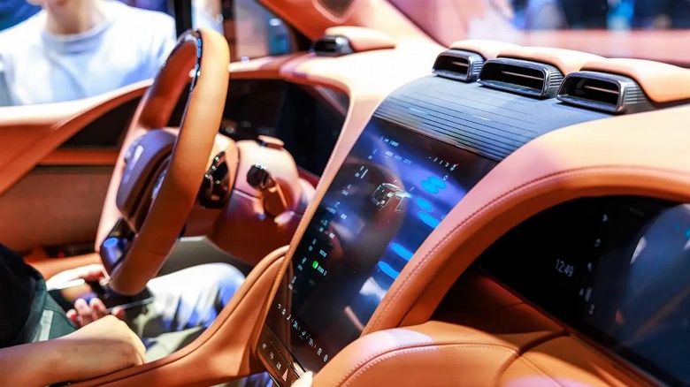 Дилеры распродают мощные и очень быстрые внедорожники BYD Yangwang U8 со скидками до 1,1 млн рублей