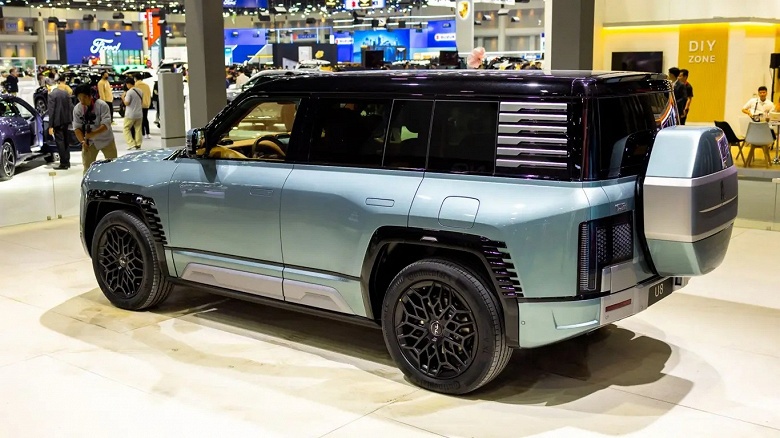 Дилеры распродают мощные и очень быстрые внедорожники BYD Yangwang U8 со скидками до 1,1 млн рублей