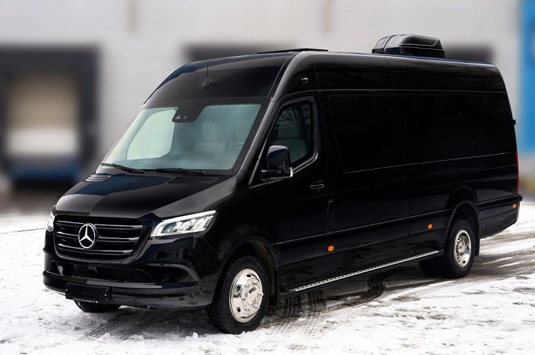 Микроволновая печь, холодильник, огромный телевизор, умывальник, туалет и комплекс РЭБ. В России создали уникальный бронированный автобус на базе Mercedes-Benz Sprinter