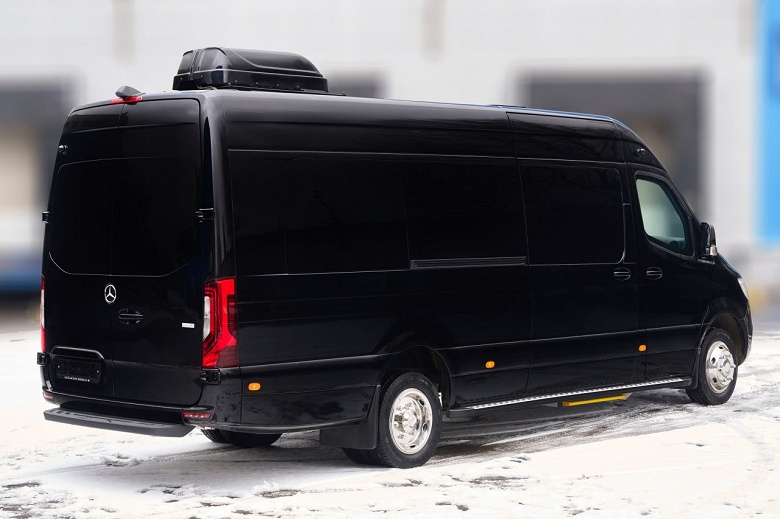 Микроволновая печь, холодильник, огромный телевизор, умывальник, туалет и комплекс РЭБ. В России создали уникальный бронированный автобус на базе Mercedes-Benz Sprinter