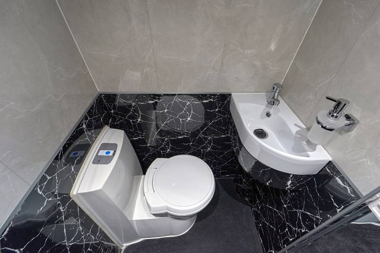 Микроволновая печь, холодильник, огромный телевизор, умывальник, туалет и комплекс РЭБ. В России создали уникальный бронированный автобус на базе Mercedes-Benz Sprinter