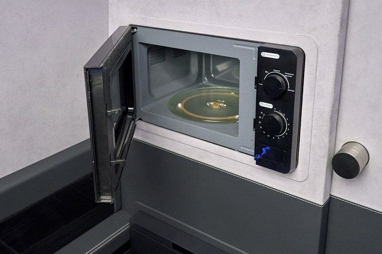 Микроволновая печь, холодильник, огромный телевизор, умывальник, туалет и комплекс РЭБ. В России создали уникальный бронированный автобус на базе Mercedes-Benz Sprinter