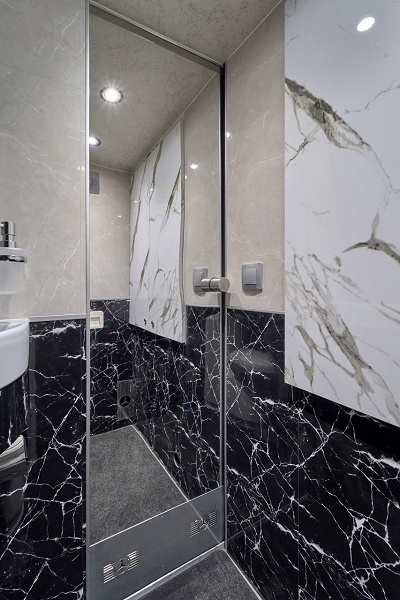 Микроволновая печь, холодильник, огромный телевизор, умывальник, туалет и комплекс РЭБ. В России создали уникальный бронированный автобус на базе Mercedes-Benz Sprinter