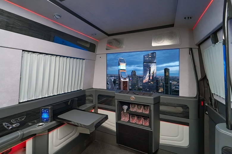 Микроволновая печь, холодильник, огромный телевизор, умывальник, туалет и комплекс РЭБ. В России создали уникальный бронированный автобус на базе Mercedes-Benz Sprinter