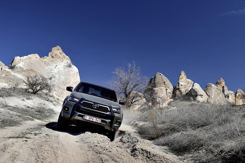 Новый экономичный внедорожник Toyota Hilux Hybrid может перевезти почти 5 тонн за раз