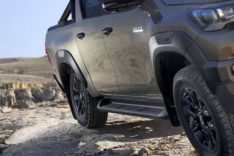 Новый экономичный внедорожник Toyota Hilux Hybrid может перевезти почти 5 тонн за раз