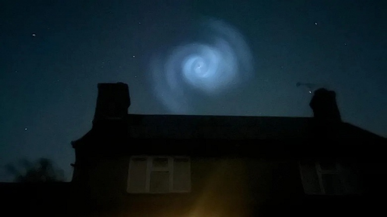 Таинственная спираль в небе над Европой оказалась следом ракеты SpaceX Falcon 9