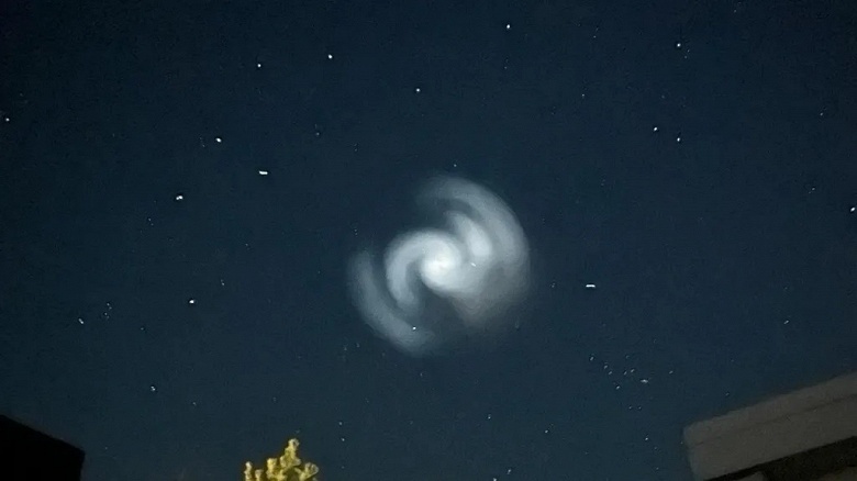 Таинственная спираль в небе над Европой оказалась следом ракеты SpaceX Falcon 9