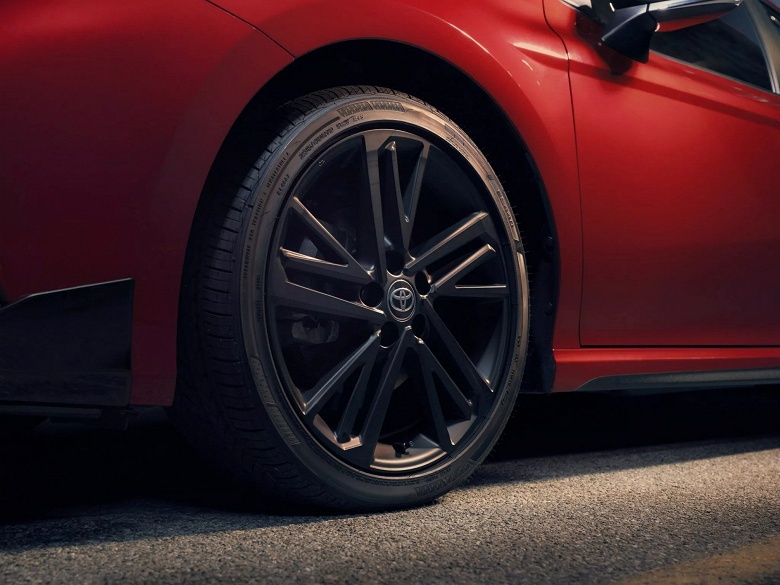 Новейшая Toyota Camry 2026 расходует всего 5 на 100 км даже с полным приводом