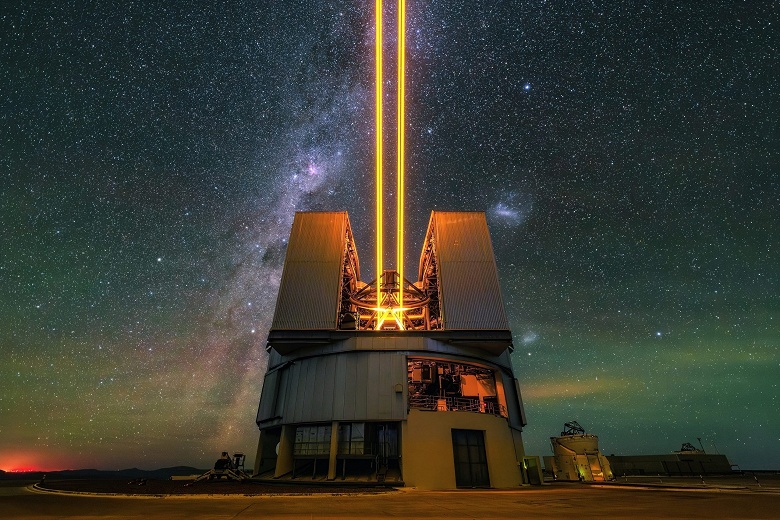 Гигантский телескоп UT4 стреляет лазерами в космос для создания собственные &laquo;звезд&raquo;