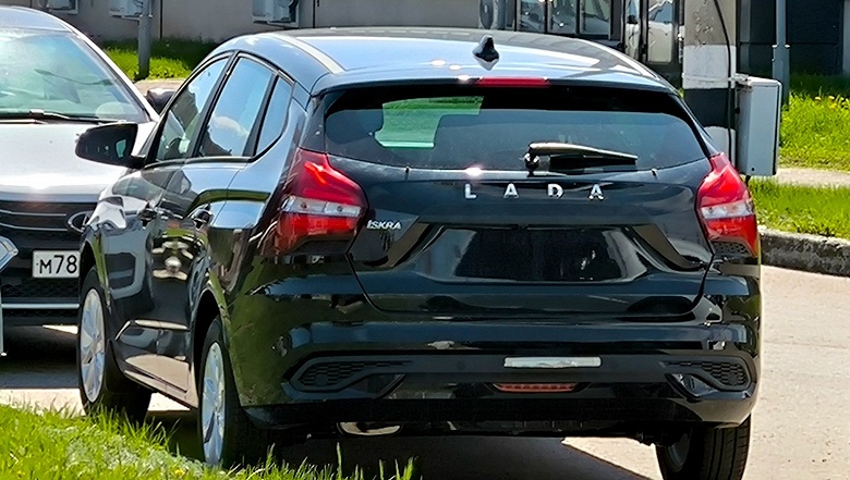 Самая практичная Lada Iskra: чёрный универсал SW впервые показали вживую со всех сторон