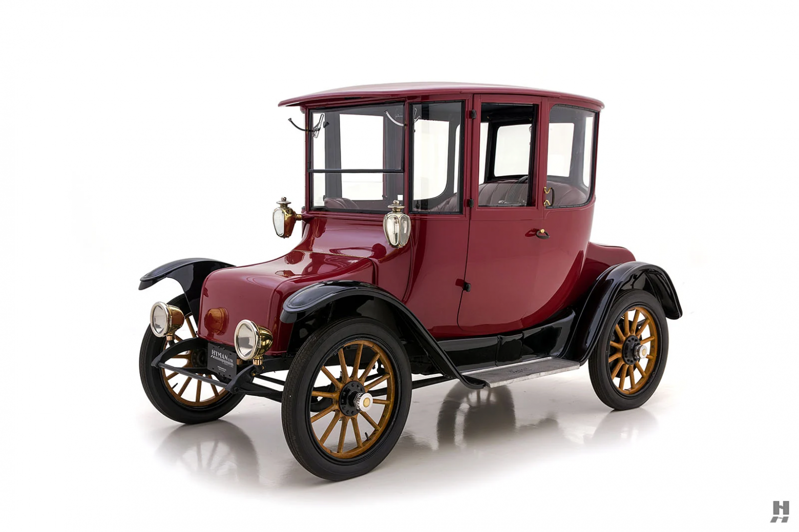 Отреставрированная модель Detroit Electric. Тут можно посмотреть фотографии салона