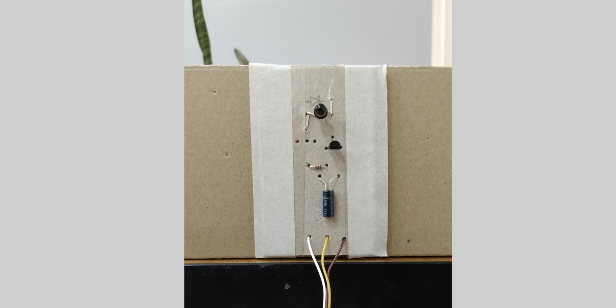 Рисунок 3. Приёмник (в картонном варианте), установленный на “испытательном стенде”.