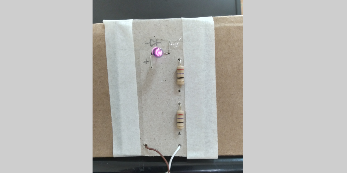 Рисунок 5. Свечение инфракрасного светодиода в исправном излучателе, наблюдаемое через камеру смартфона как сиреневый “огонёк”.