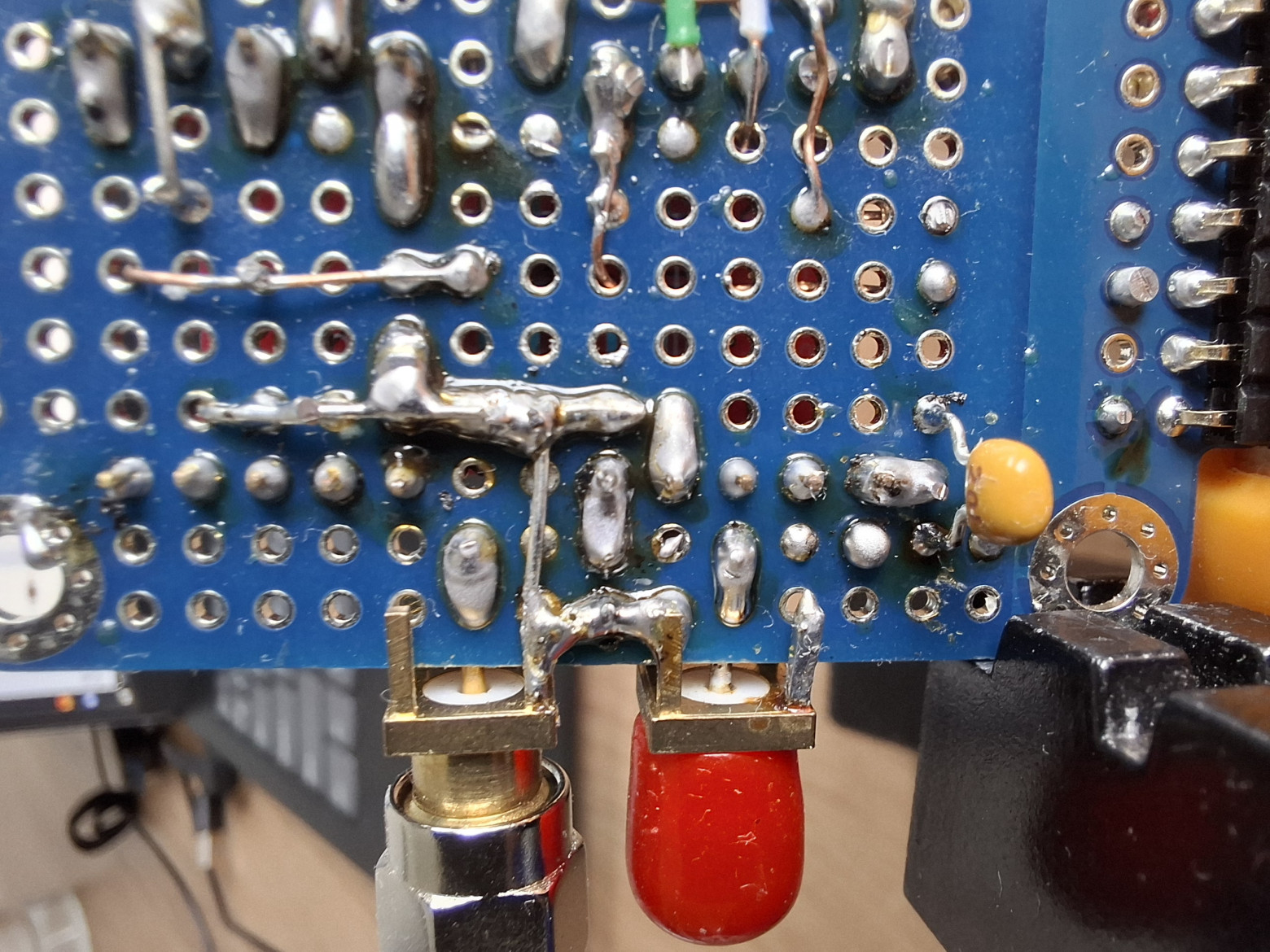 Рис. Обратная сторона макетной платы.