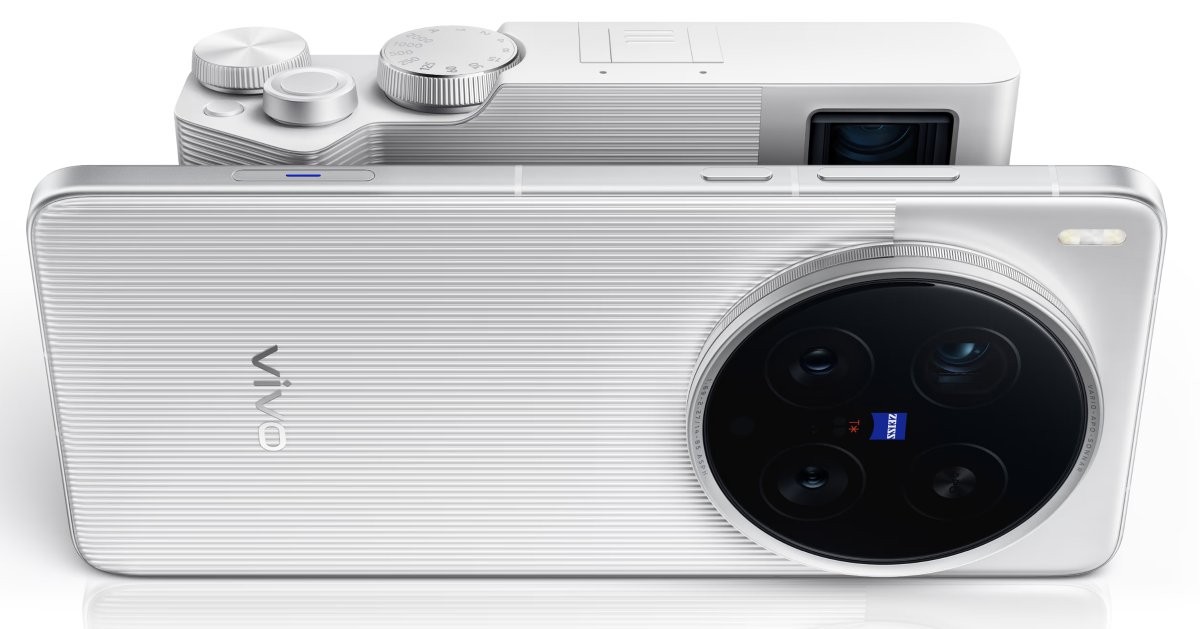 Сам телефон с фотоаксессуарами. Источник