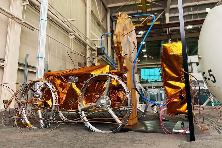 Лунные миссии станут дольше: беспроводная зарядка Astrobotic выдержала лунные условия с КПД 85%