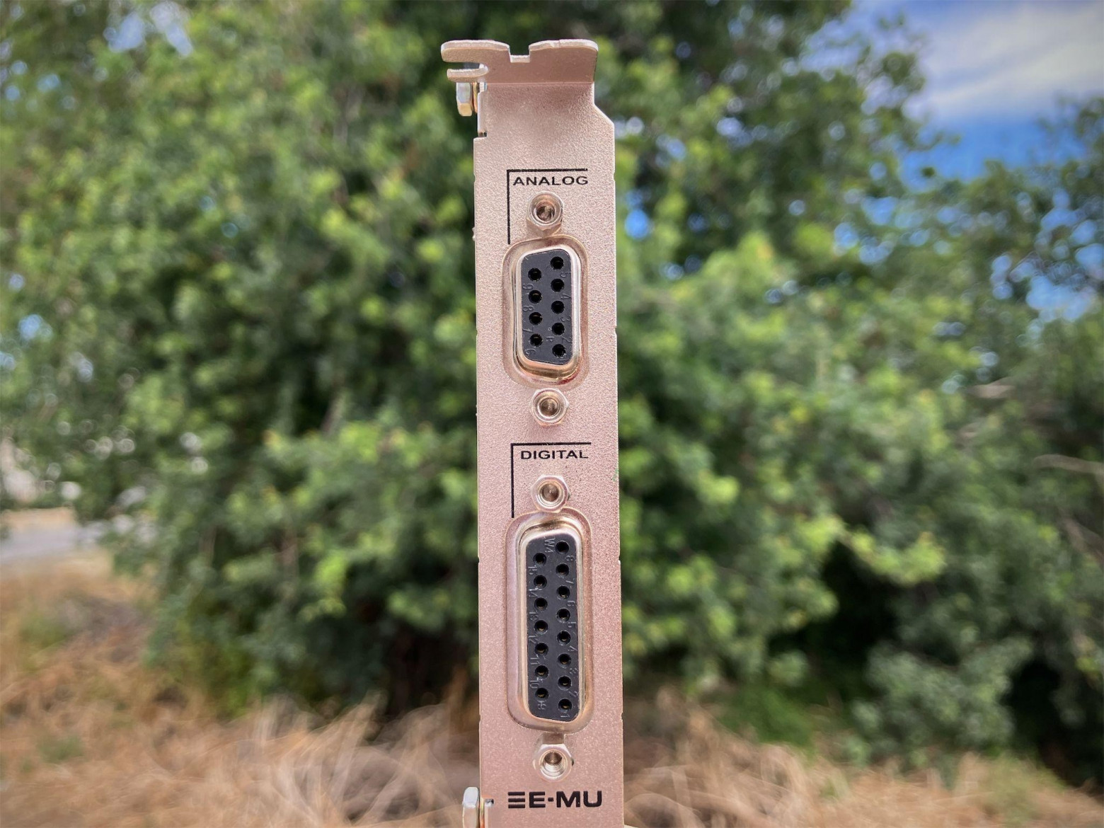 А куда тут наушники подключить?