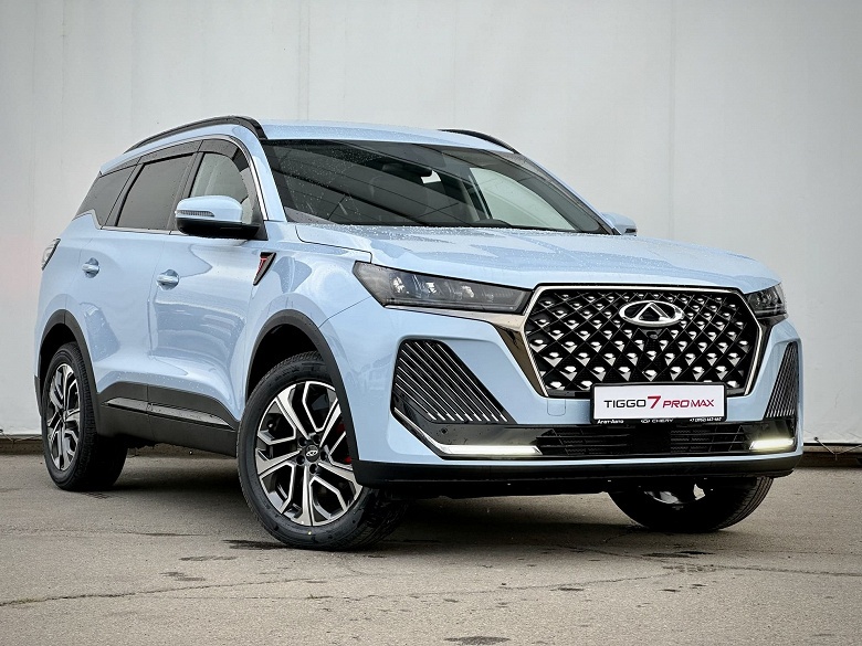 Не берут даже бестселлеры: продажи Lada Vesta и Chery Tiggo 7 Pro в России упали вдвое за последний год. Лучше чего чувствует себя Geely Monjaro