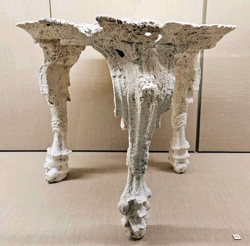 гипсовый слепок мебели, восстановленной по пустотам в вулканическом пепле  