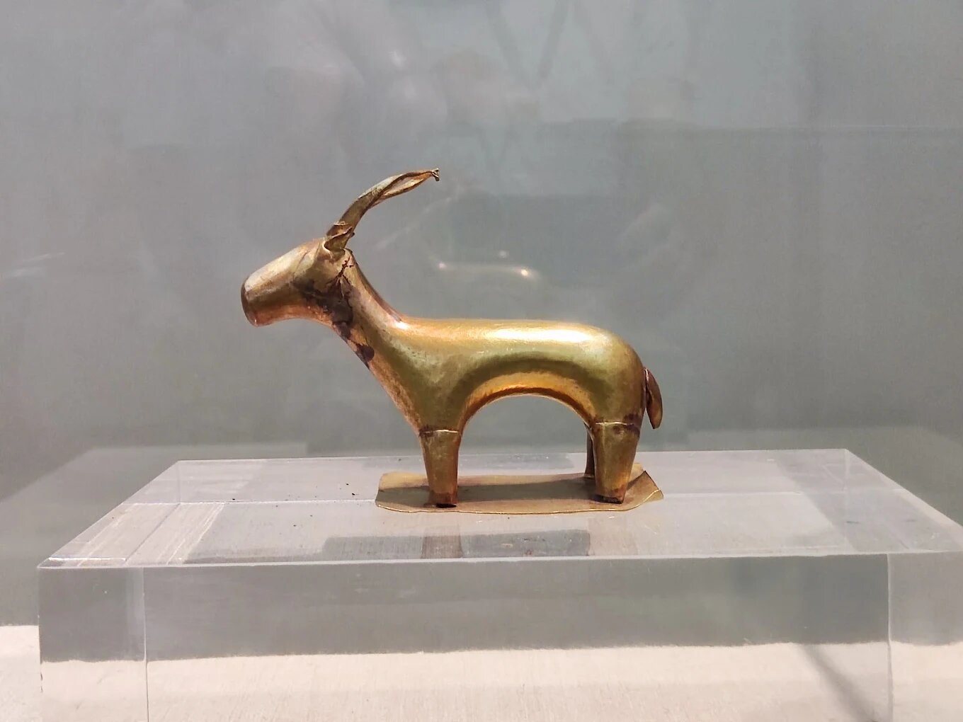 золотая фигурка козлёнка из Акротири  