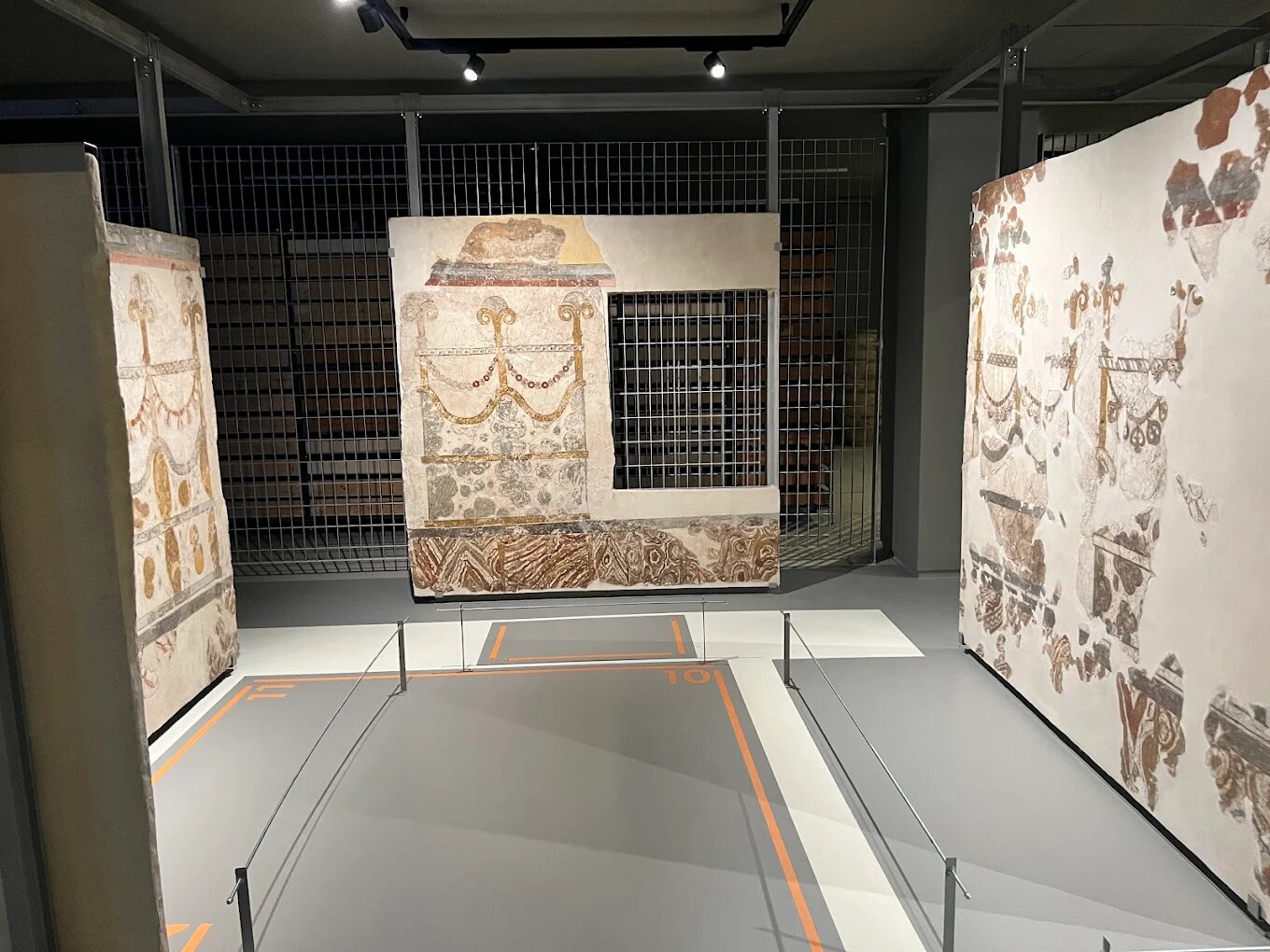 панорама комнаты с сохранившимися фресками  