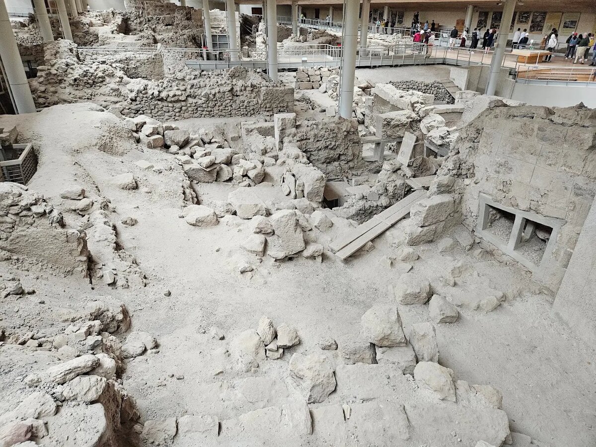 слои вулканического пепла и пемзы на раскопках Акротири