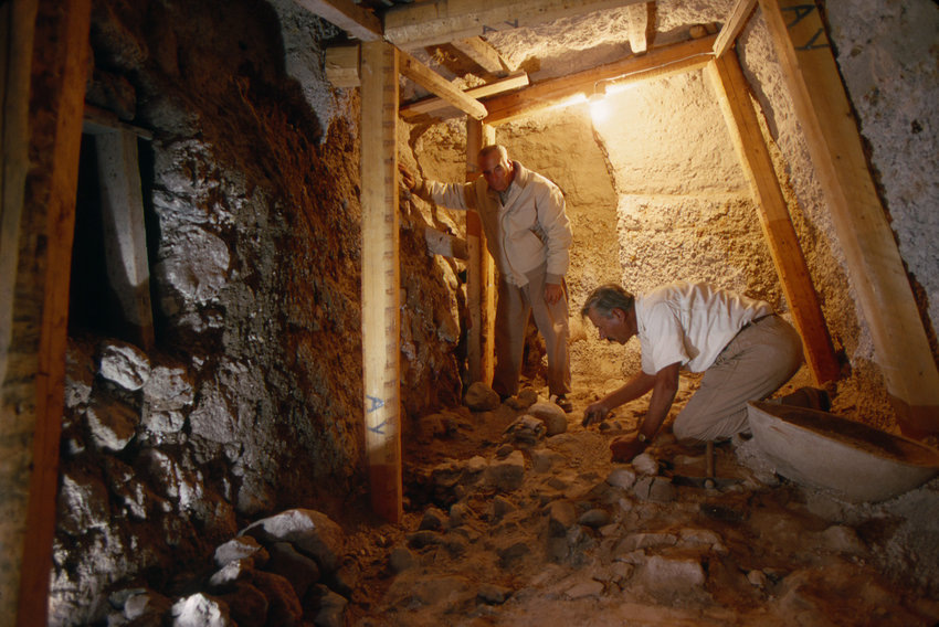 археологи на раскопках Акротири, укрепляющие стены