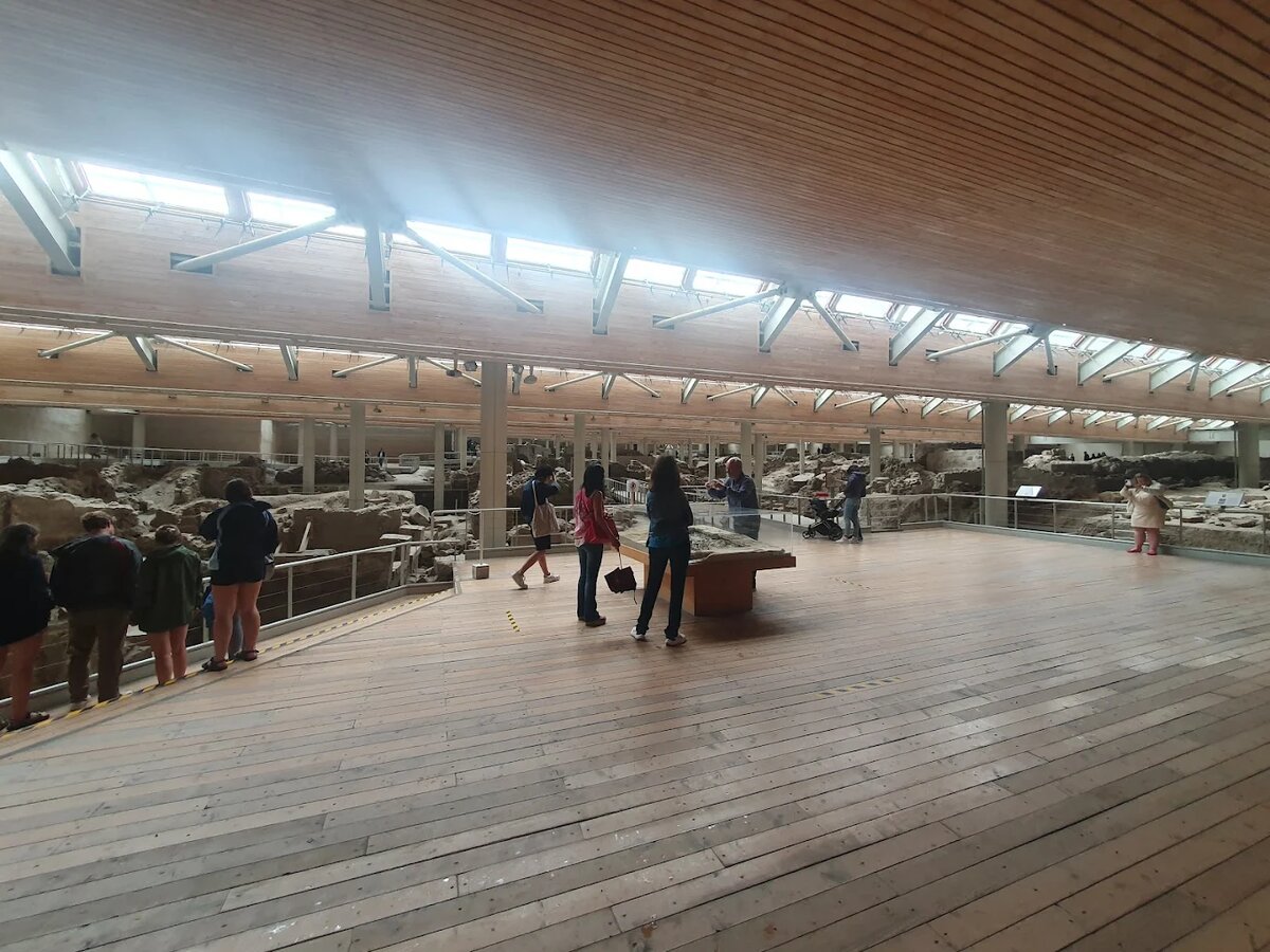 современный крытый павильон раскопок Акротири