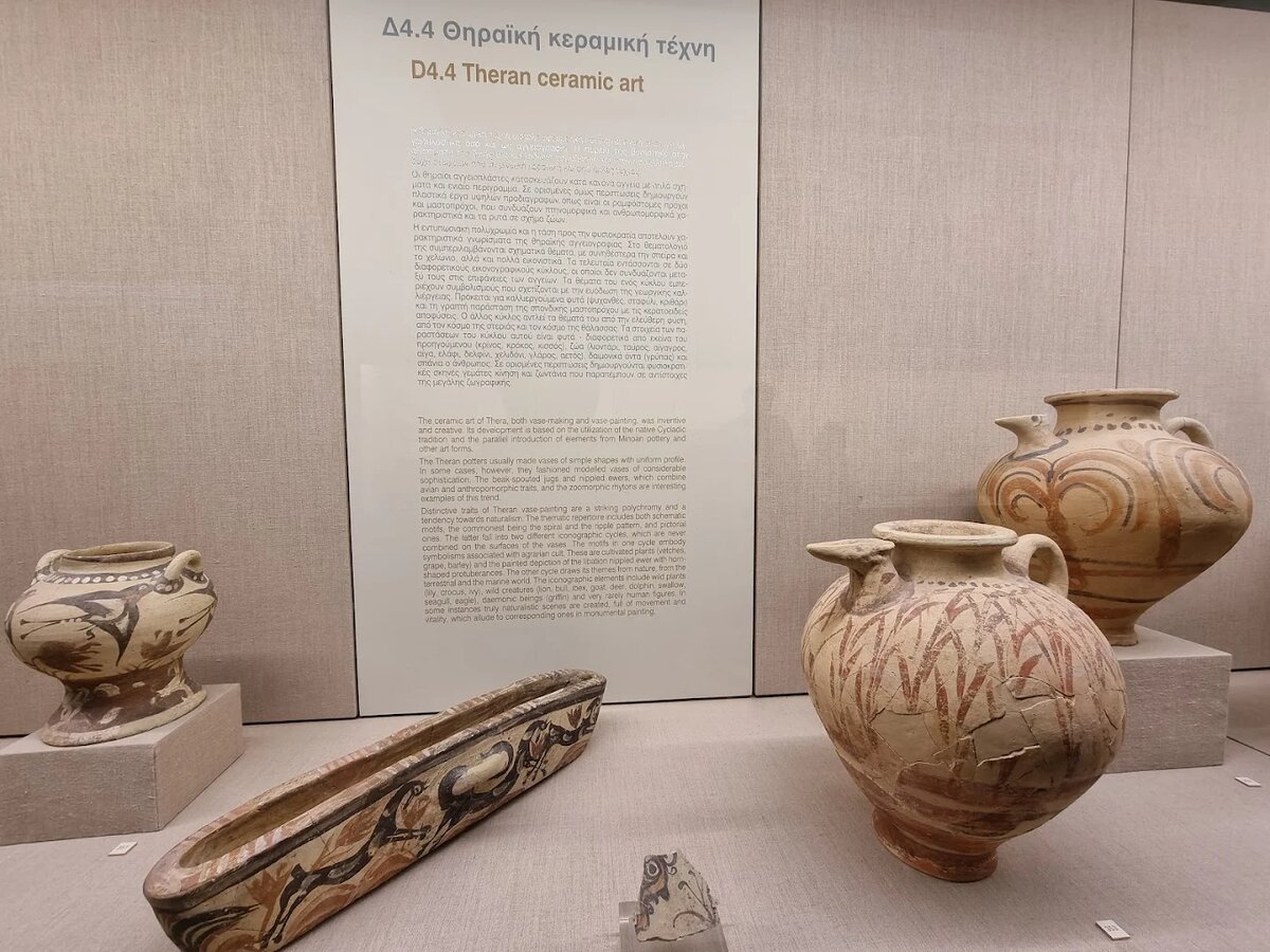 сосуды и другие предметы быта с яркими узорами из Акротири  