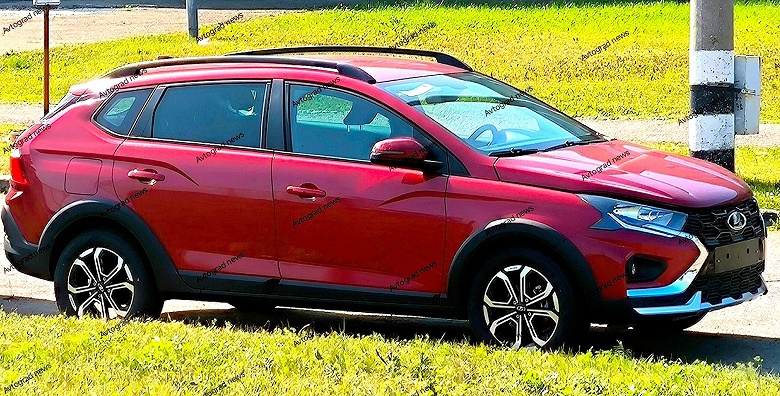 За месяц до старта продаж: Lada Iskra SW Cross показали в ярком цвете &laquo;Фламенко&raquo;