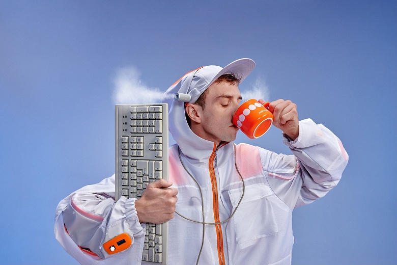 Когда работа &laquo;на грани закипания&raquo;: в &laquo;Яндекс 360&raquo; представили костюм с кулерами в спине, аккумуляторами и охлаждающими сандалиями