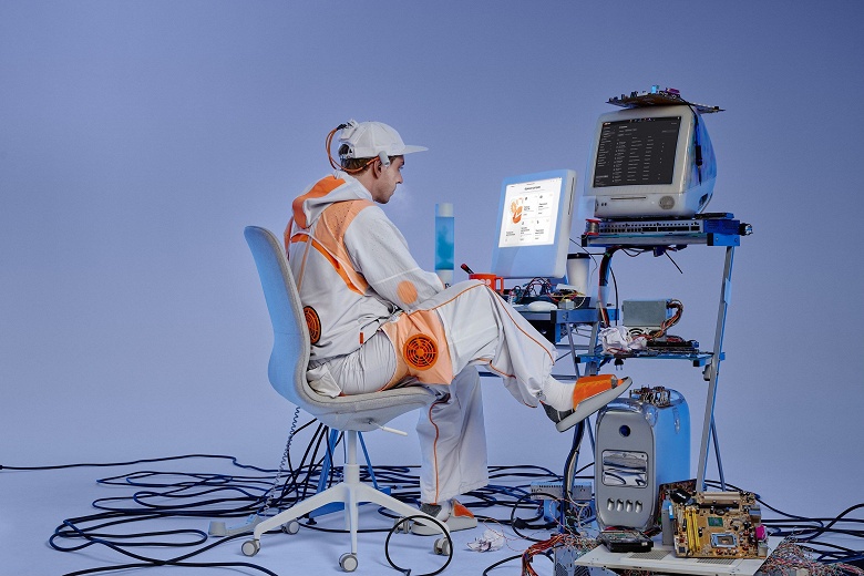 Когда работа &laquo;на грани закипания&raquo;: в &laquo;Яндекс 360&raquo; представили костюм с кулерами в спине, аккумуляторами и охлаждающими сандалиями