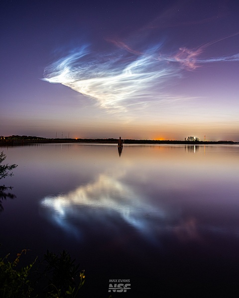 Ракета SpaceX Falcon 9 устроила световое шоу над побережьем