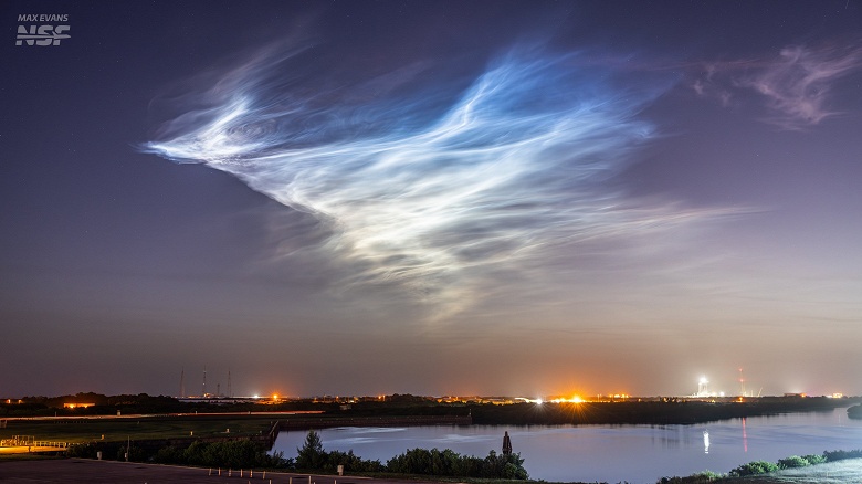 Ракета SpaceX Falcon 9 устроила световое шоу над побережьем