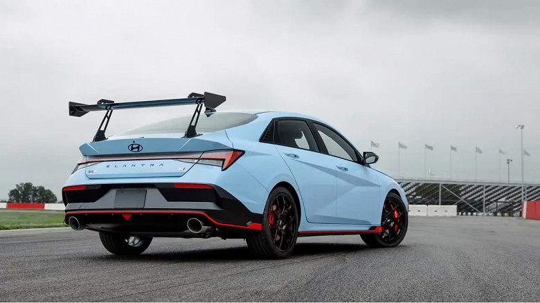 286 л.с., огромное антикрыло и механическая коробка передач. Представлен Hyundai Elantra N TCR Edition