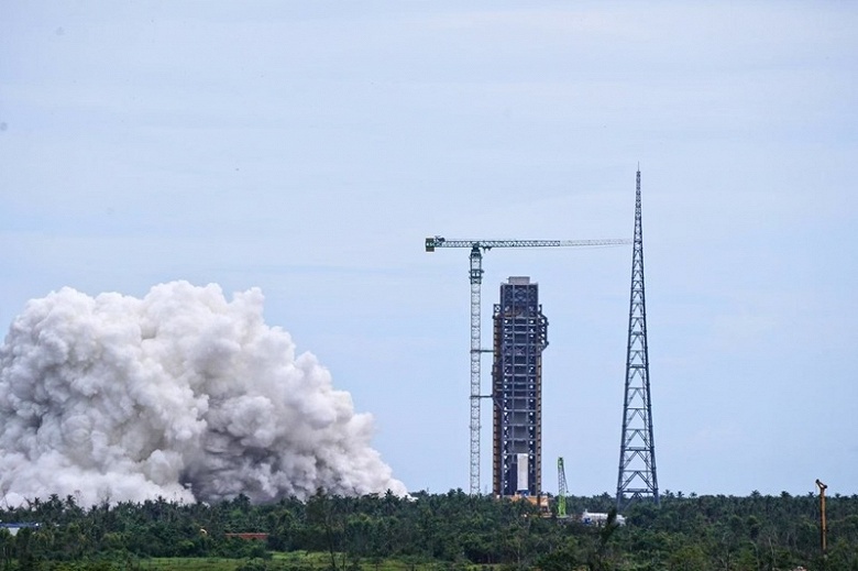 Луна всё ближе: Китай успешно провёл первое огневое испытание ступени сверхмощной лунной ракеты Long March 10