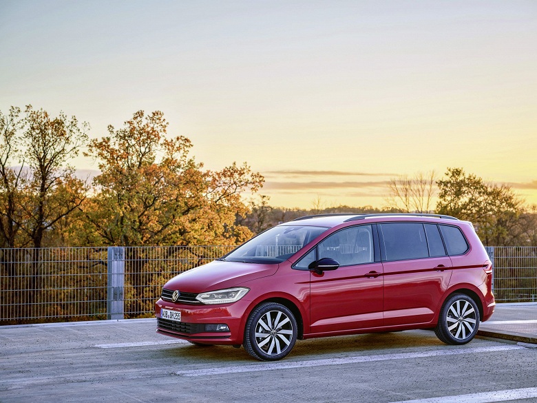 Семиместные Volkswagen Touran в России предлагаются с двумя разными моторами, цена отличается вдвое