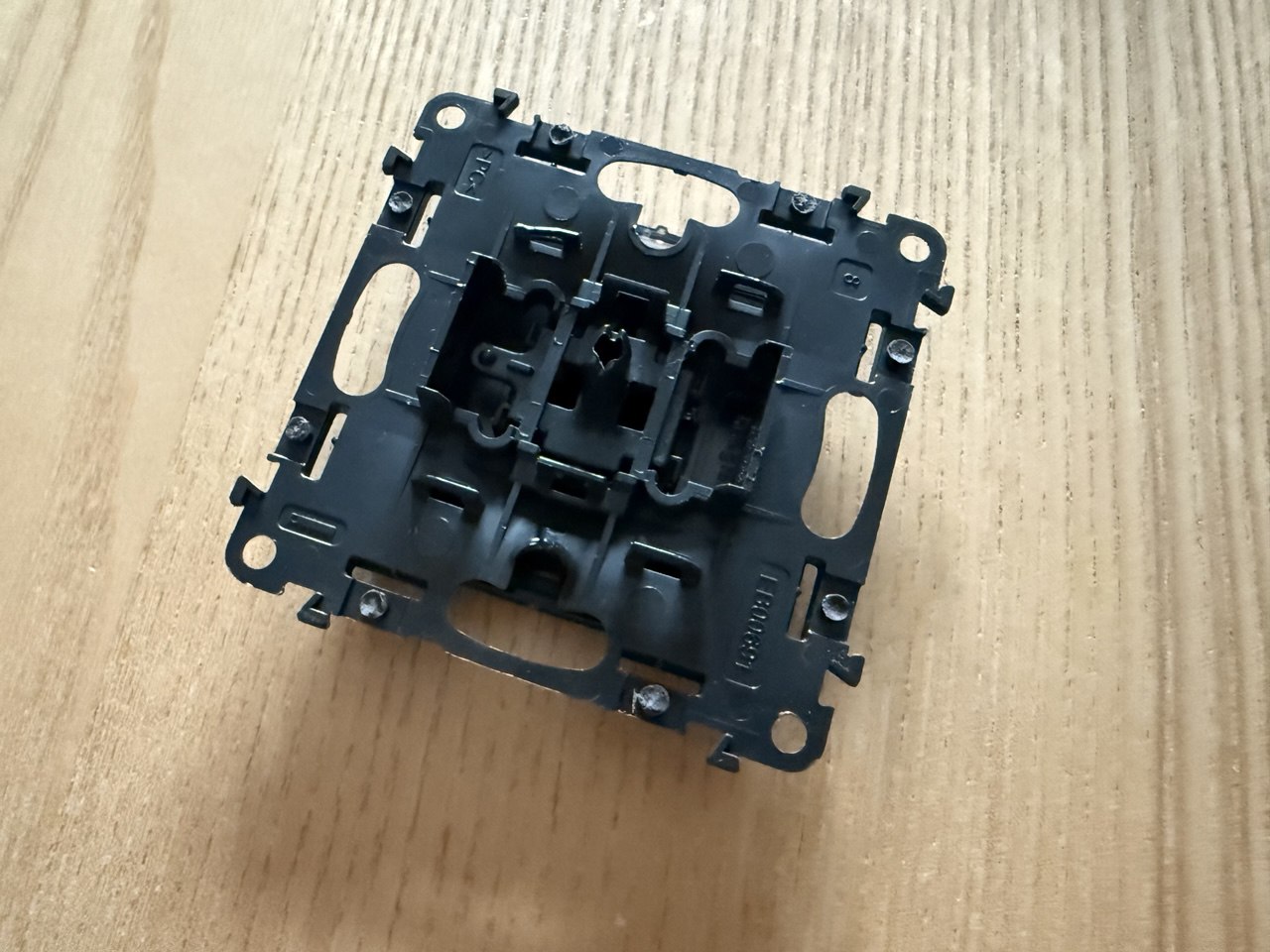 Пластиковый шток внутри механизма