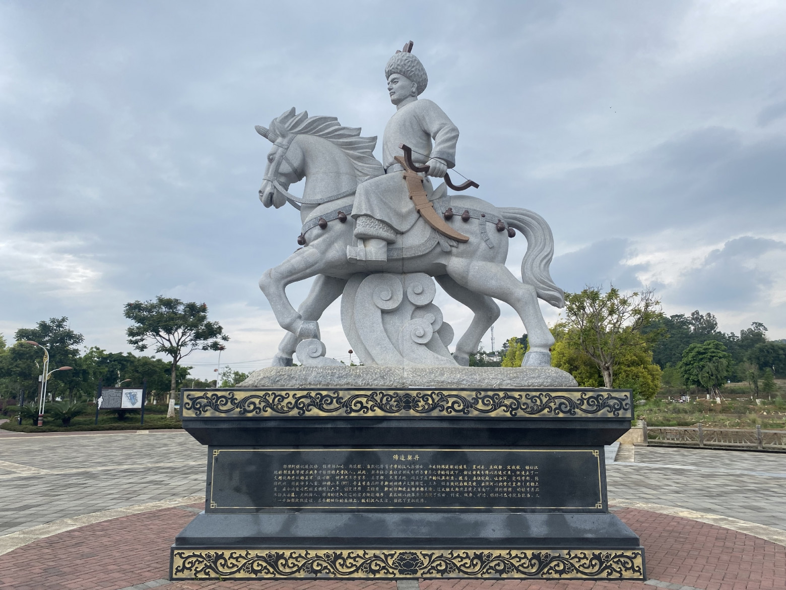 Памятник Абаоцзи в городе Чифэн, Внутренняя Монголия, Китай  