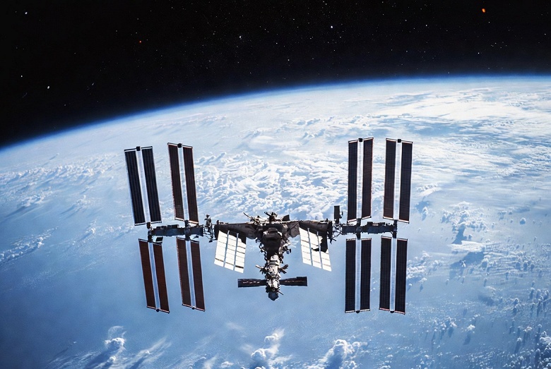 Космонавты готовятся к выходу в открытый космос для работ на модуле &laquo;Заря&raquo;